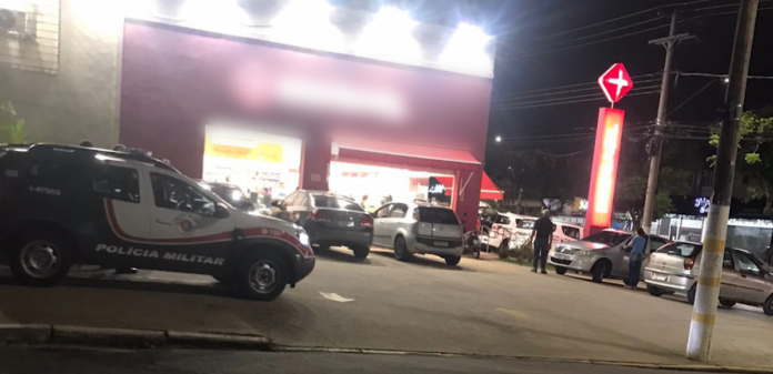 Dupla de menores é flagrada com arma falsa dentro de farmácia em frente à delegacia