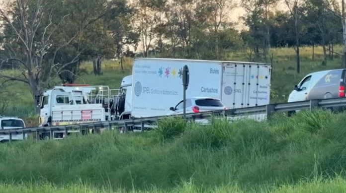 Batida entre dois caminhões interdita rodovia Adalberto Panzam em Campinas