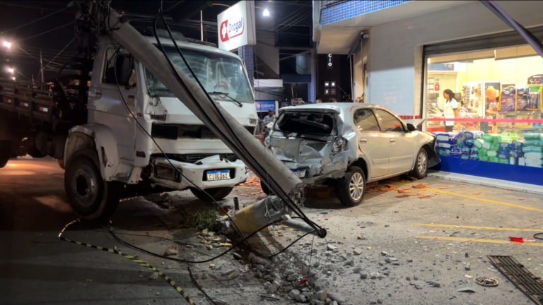 Caminhão perde controle, bate em poste e prensa carro contra farmácia em Indaiatuba