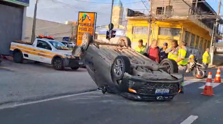 Batida entre dois carros deixa veículo capotado na Ponte Preta em Campinas