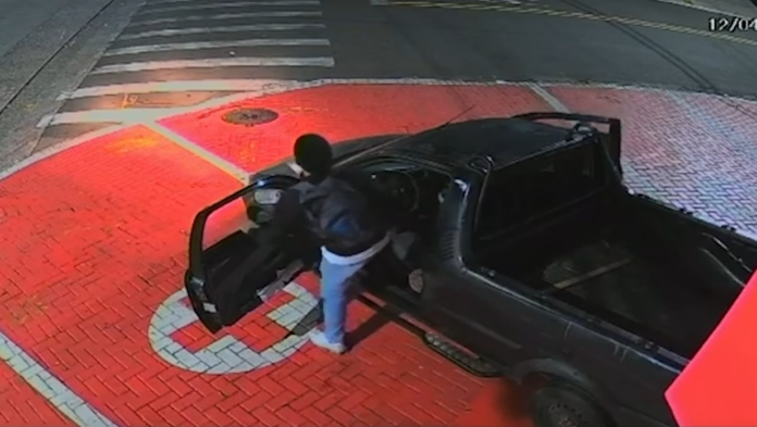 Dupla usa picape para arrombar porta de farmácia em Hortolândia