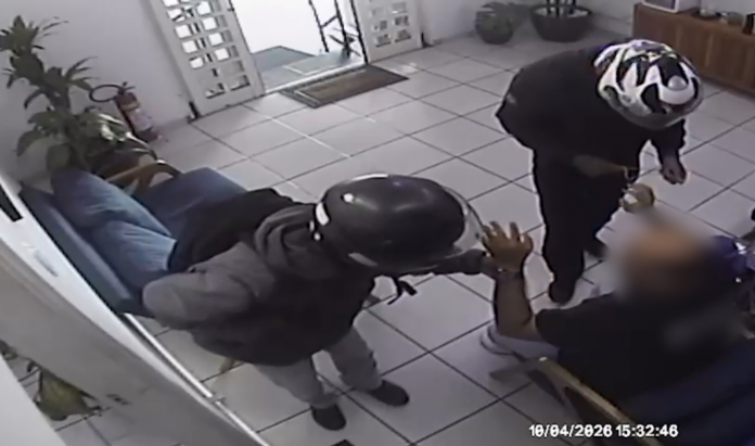 Criminosos armados invadem concessionária, rendem funcionário e levam joias