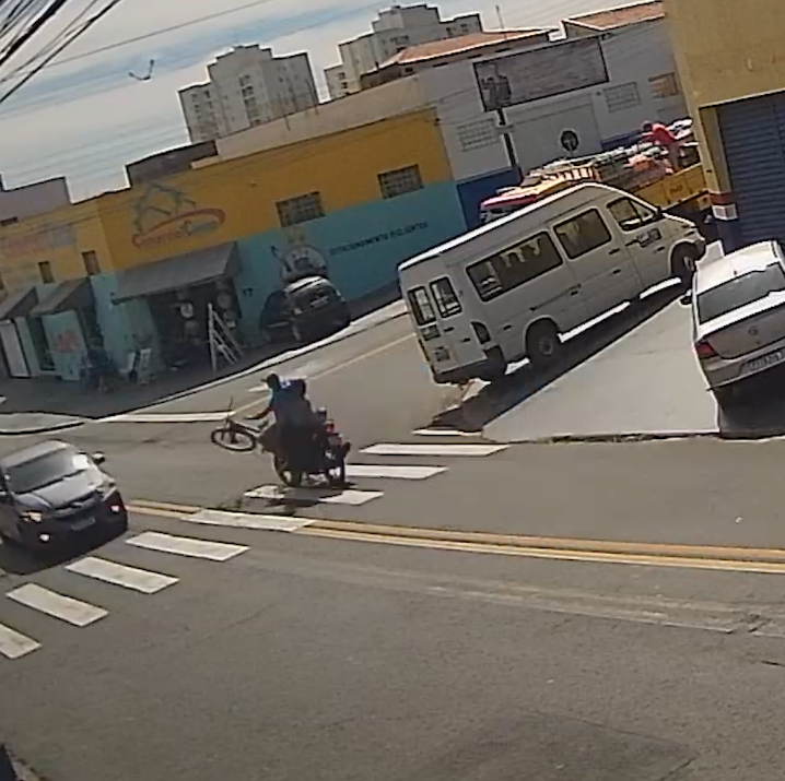 Motociclista atinge ciclista em cheio em cruzamento de Limeira