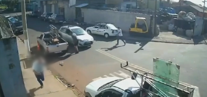 Criminosos armados rendem motorista e roubam carro com ferramentas de trabalho