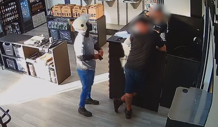 Criminoso armado invade distribuidora e rouba funcionários em Hortolândia