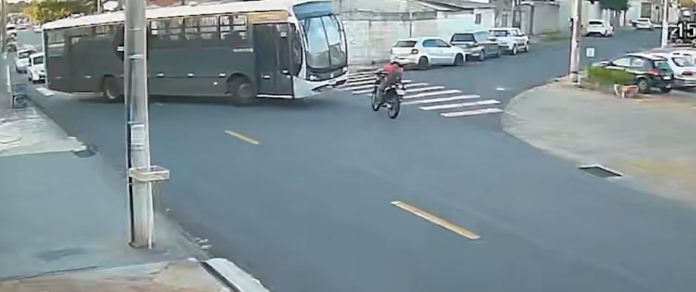 Ônibus avança em cruzamento e bate contra motociclista