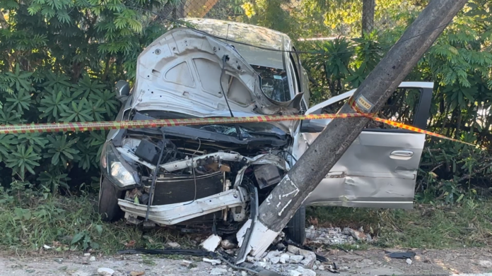 Homem sequestra mulher, bate carro em poste durante fuga e é preso