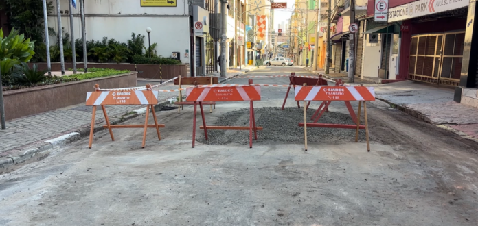 Trecho na Barão de Jaguara continua interditado para reparos em cratera