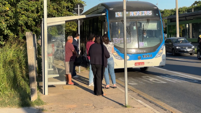 Adolescente puxa corrente do pescoço de mulher dentro de ônibus e foge com dois comparsas