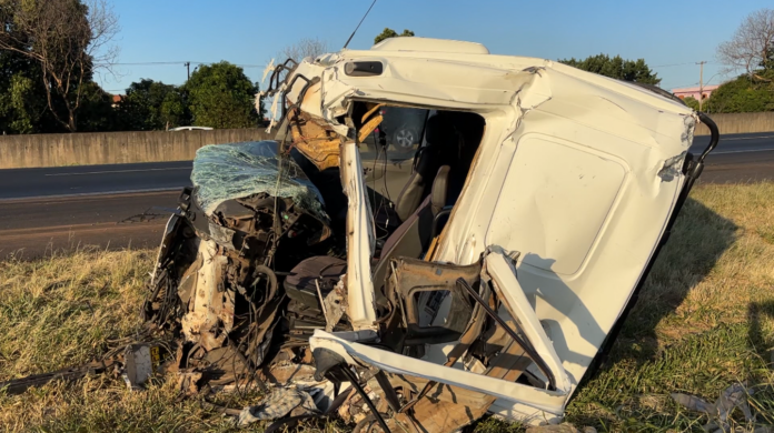 Acidente entre carretas interdita Anhanguera e causa congestionamento