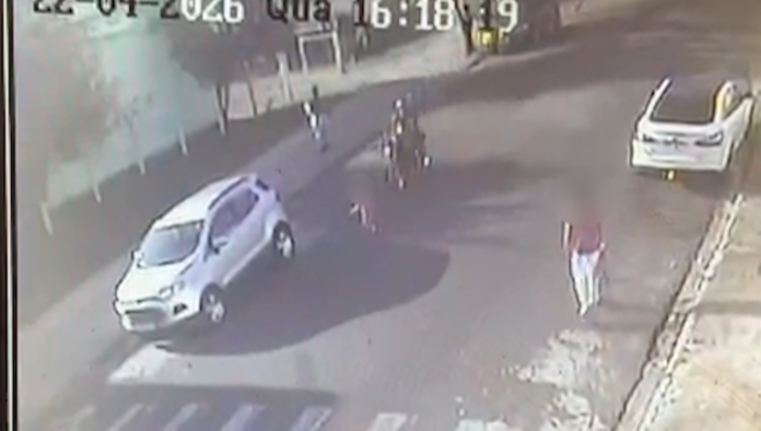 Criança de 7 anos é atropelada por motociclista sem habilitação em alta velocidade