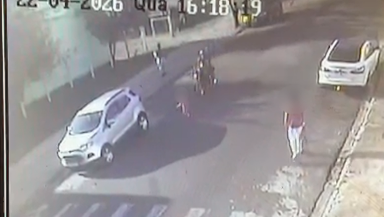 Criança de 7 anos é atropelada por motociclista sem habilitação em alta velocidade