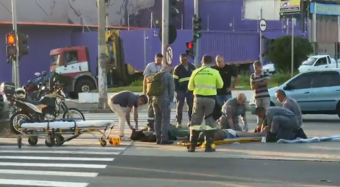 Mãe e filho ficam feridos em acidente entre carro e moto na Amoreiras