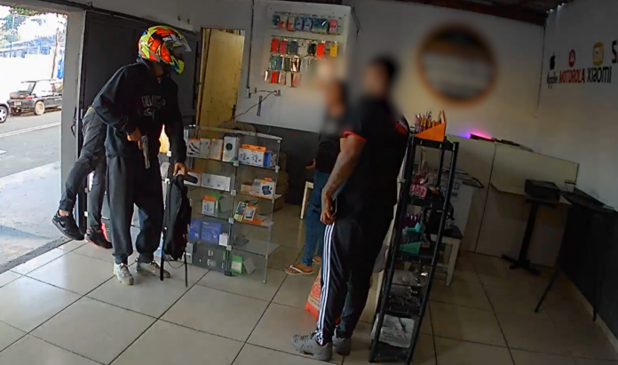Dupla armada invade loja de celulares e causa prejuízo de R$ 25 mil em Campinas