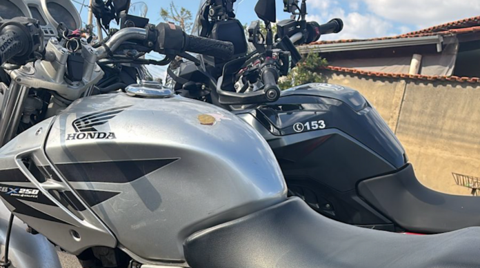 Mulher é assaltada na porta da loja por dupla armada e tem moto levada