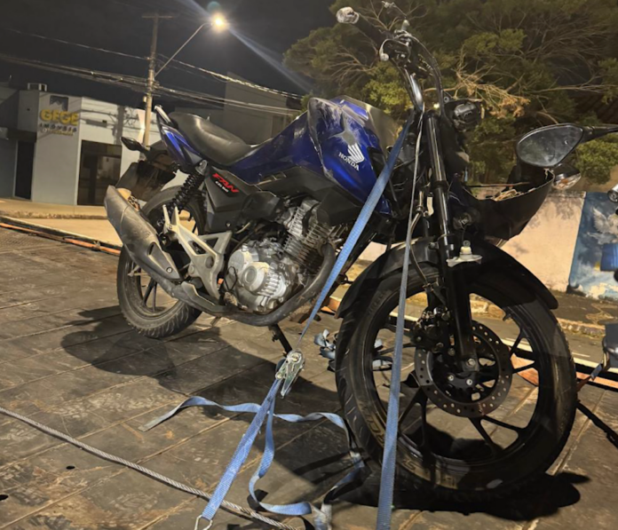 Dupla com placa falsa foge da guarda, bate o carro e ainda tenta correr