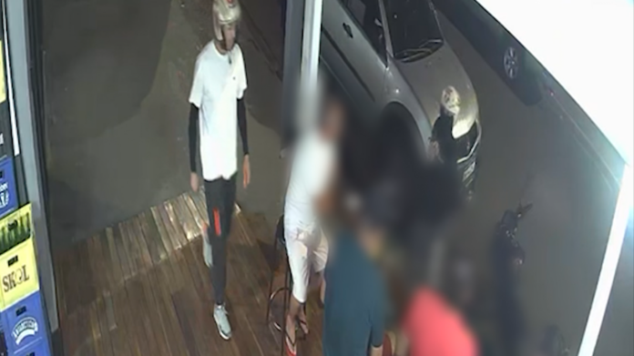 Criminosos roubam corrente de ouro em menos de 10 segundos dentro de bar