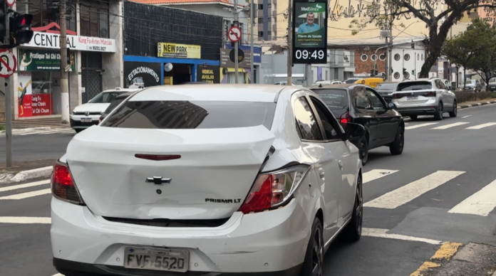 Grávida de 35 anos é socorrida após engavetamento na Moraes Salles