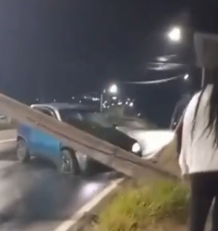 Carro bate em poste na John Boyd e estrutura cai perto de ponto de ônibus