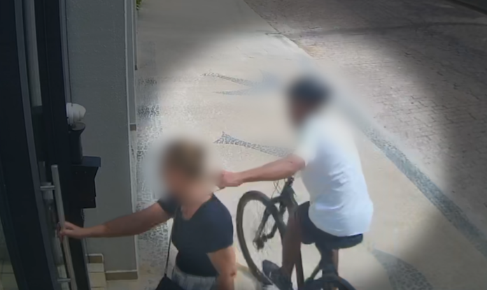 Criminoso passa de bicicleta e arranca corrente do pescoço de mulher