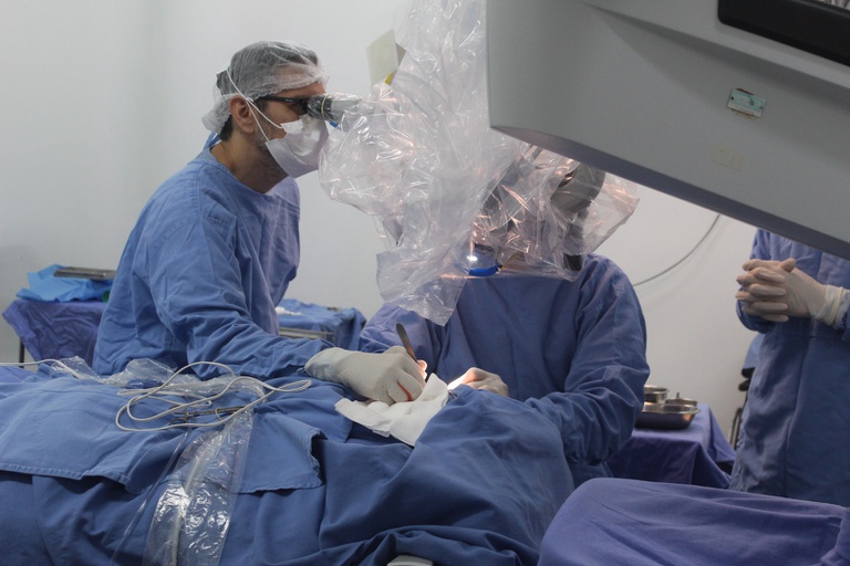 HU-JP adota tecnologia inovadora em cirurgias para perda auditiva