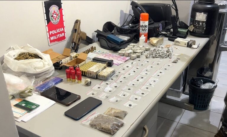 Após confronto com suspeitos, PM apreende drogas, munições e pistola