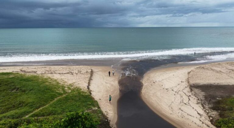 Prefeitura de João Pessoa anuncia operação contra esgoto irregular após mancha escura no mar