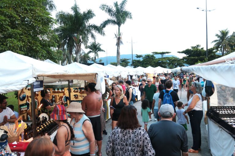 Gran Bazar transforma praça em Santos em palco de arte e música