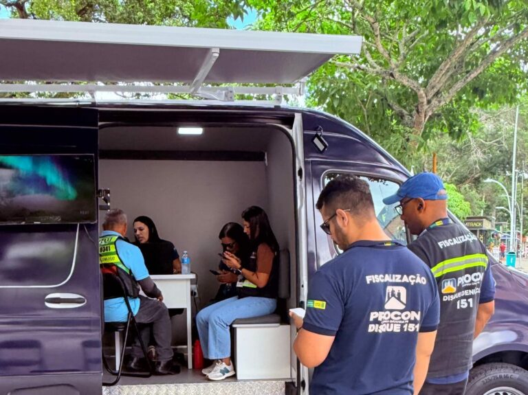 Procon realiza atendimento móvel na Praça da Bandeira, em Campina Grande