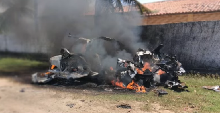 Carro é destruído após explosão de cilindro de GNV em Jacumã