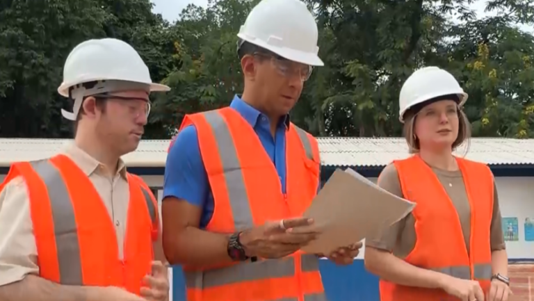Paulo Alexandre Barbosa visita obras do Complexo Areia Branca, em Santos