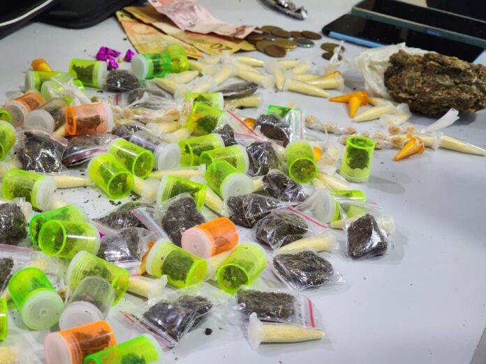 Mulher presa por tráfico indica comparsa que tentou subornar guarda com R$ 2 mil