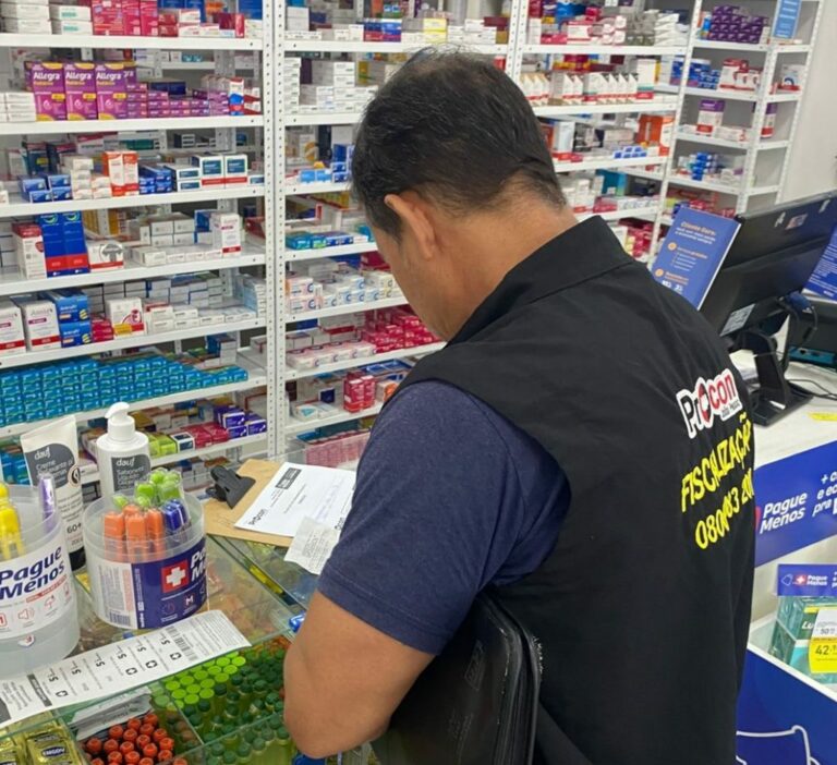 Procon-JP autua três farmácias e apreende 102 produtos em fiscalização em João Pessoa