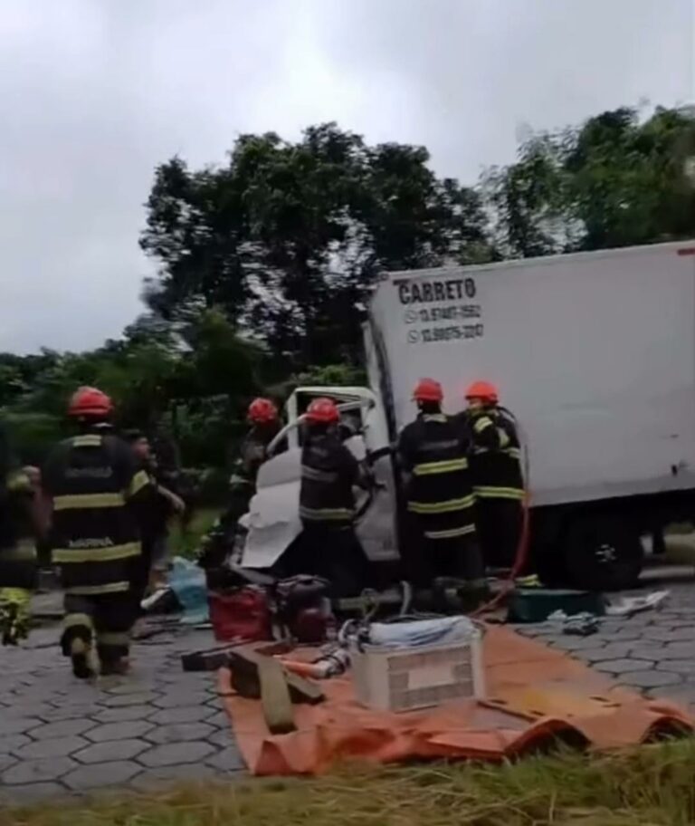 Acidente entre ônibus e caminhão deixa duas pessoas presas às ferragens em São Vicente