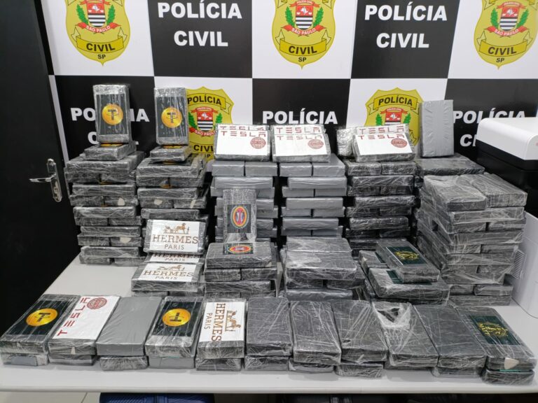 Cerca de 200 tijolos de cocaína são encontrados dentro de casa de festas em São Vicente; VÍDEO