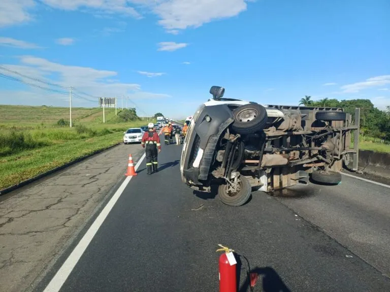 Carro tomba na Dutra e interdita faixas em Canas
