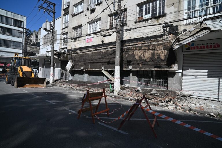 Marquise de prédio desaba e deixa dois moradores em situação de rua feridos em Santos