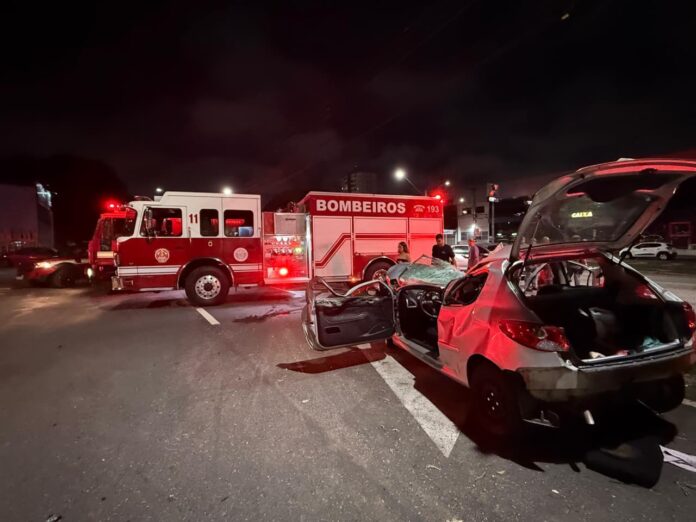 Acidente deixa cinco jovens feridos após carro capotar em São José