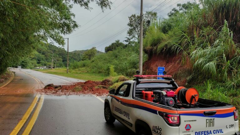 Jambeiro registra maior volume de chuva do estado e tem quedas de barreiras e alagamentos