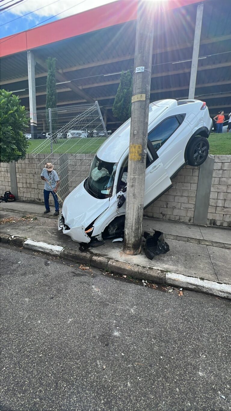 Motorista passa mal e carro despenca de estacionamento