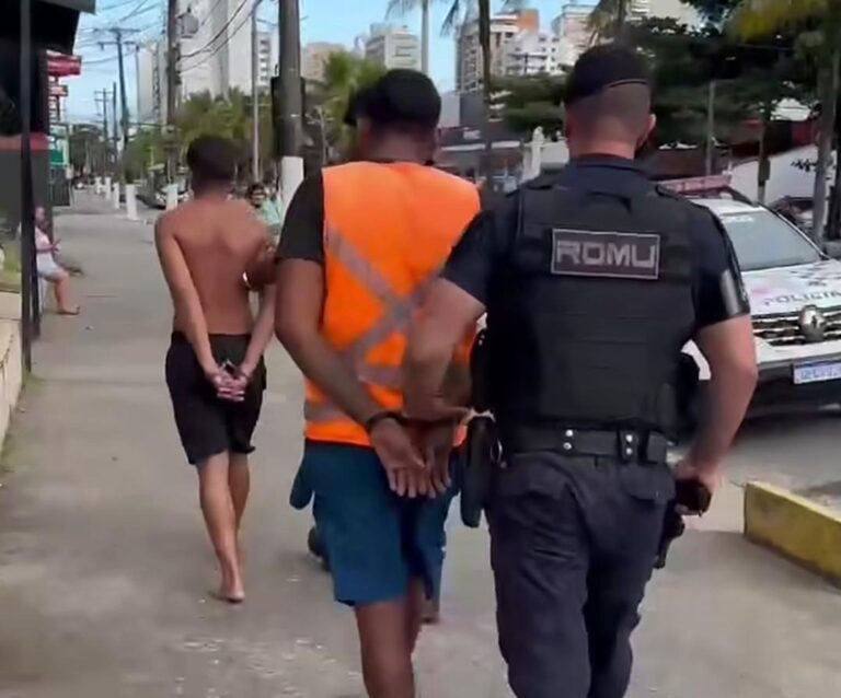 Dois suspeitos são presos após roubo a família em praia do litoral