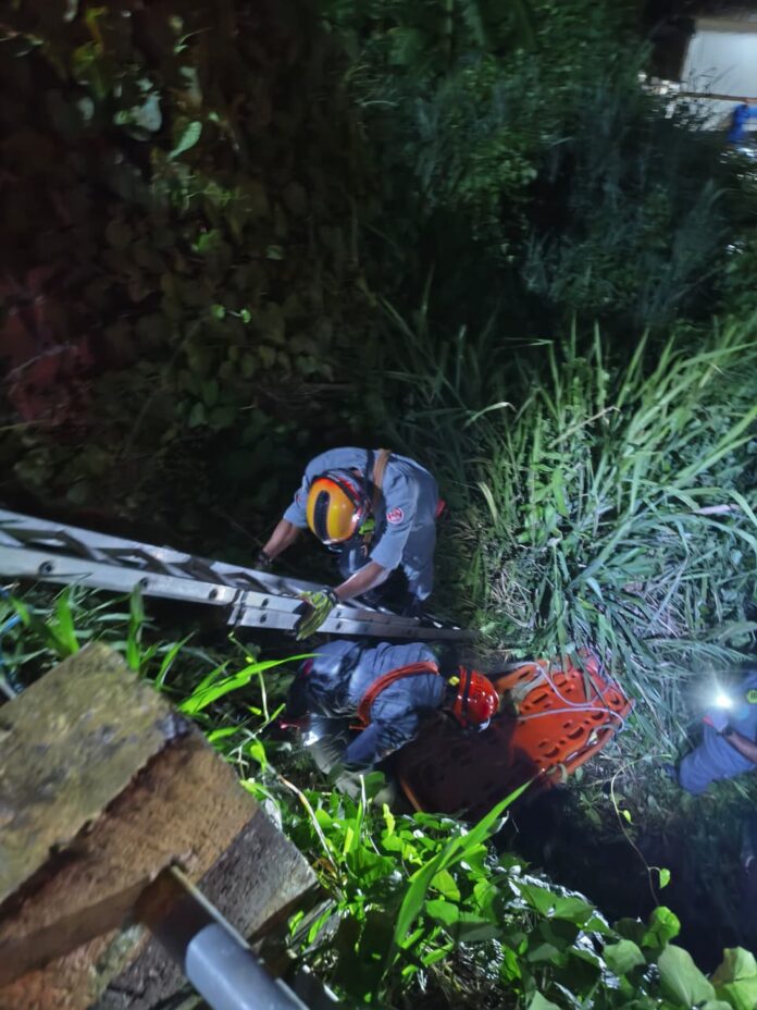 Homem cai de ponte de 4 metros e mobiliza Bombeiros em Ilhabela