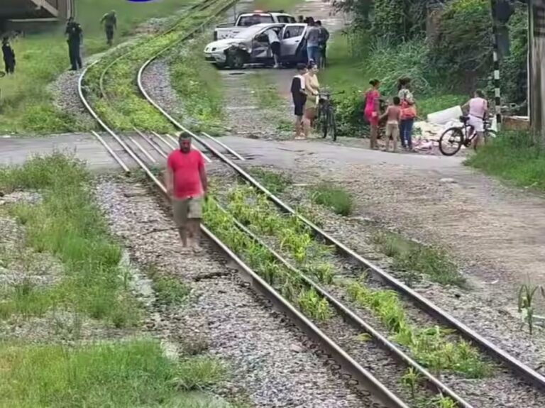 Homem fica ferido após carro em que conduzia colidir com trem em linha férrea de Cubatão