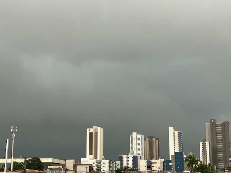 Previsão de chuvas mantém equipes em alerta nesta quarta-feira (8) em João Pessoa