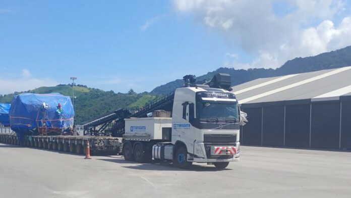 Carga de 366 toneladas provoca bloqueios na Rodovia dos Tamoios