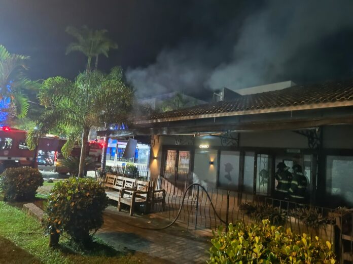Incêndio atinge restaurante no centro de Ubatuba após suspeita de arrombamento para furto