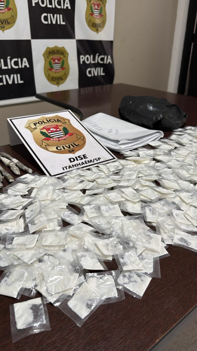 Dupla é presa por tráfico de drogas em Itanhaém; cerca de 450 porções de drogas foram apreendidas