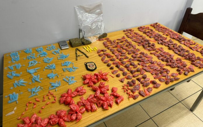 Motoboy suspeita de entrega e polícia descobre ponto de tráfico com quase 900 pedras de crack em Taubaté