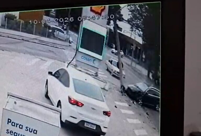 VÍDEO: Acidente entre carros atinge poste e causa lentidão em avenida de São José