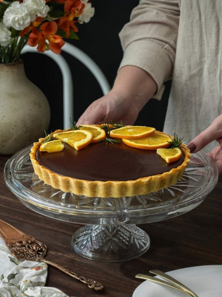 Confira  uma deliciosa torta de chocolate com geleia de laranja!